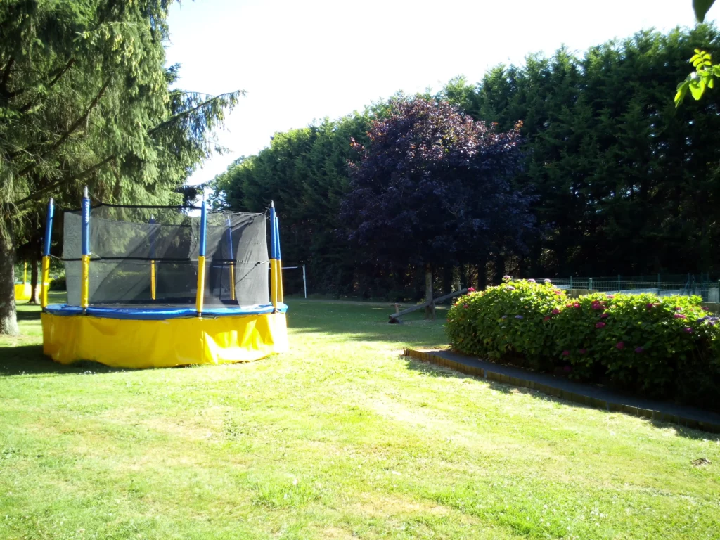 Aire de jeux avec trampoline