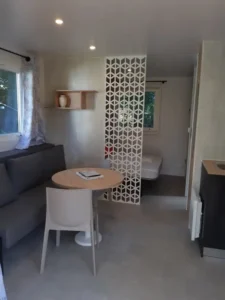 Location mobil-home en Bretagne 1 chambre : coin repas et salon