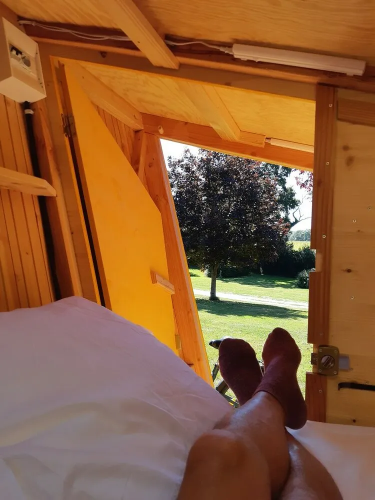 Hébergement insolite en Bretagne : chambre de la cabane