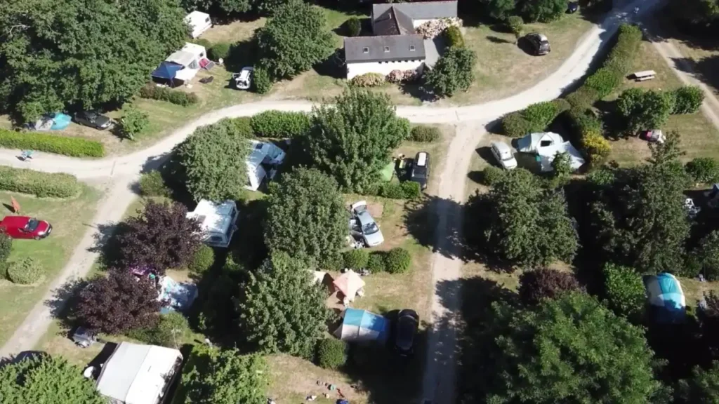 Vue aérienne des emplacements camping