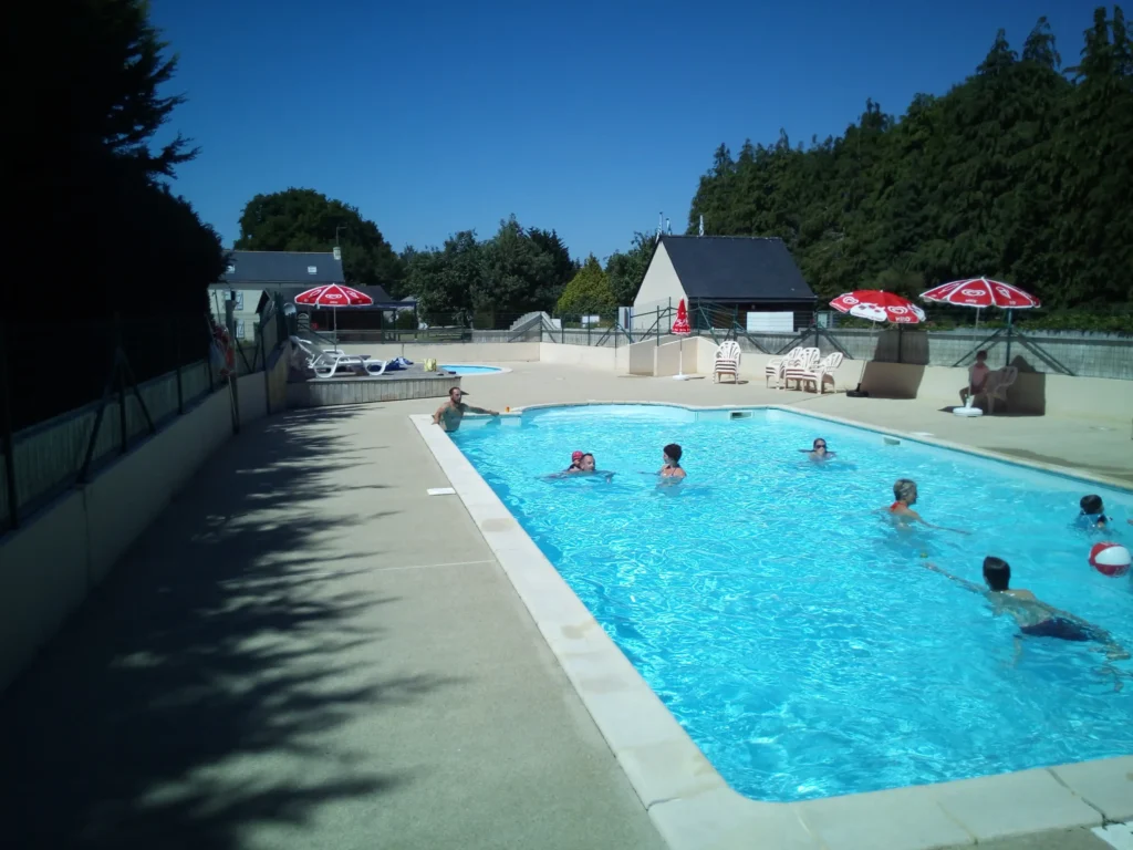 La piscine de l'espace aquatique du camping de Locouarn dans le Finistère Sud